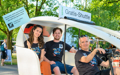 Besucher*innen im Velotaxi