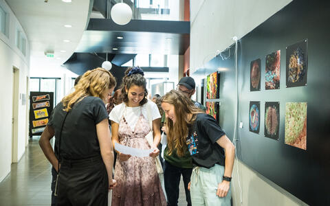 Besucher in der Art Science Gallery