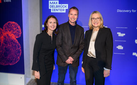 Maike Sander und Heike Graßmann mit Volker Haucke