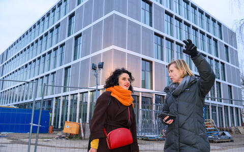 Staatssekretärin Naghipour und Christina Quensel vor dem Neubau des Gründerzentrums BerlinBioCube