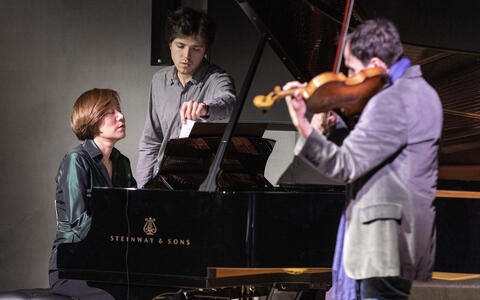 SooJin Anjou am Klavier und Sebastian Breuninger an der Geige