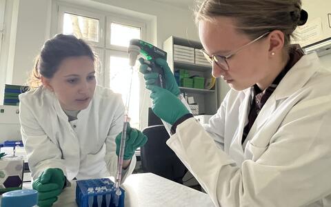 Zwei junge Frauen im Labor