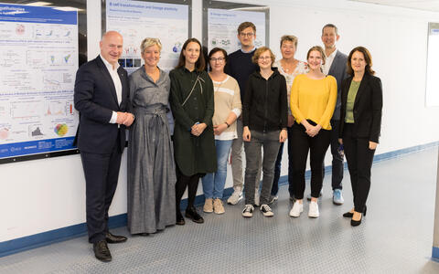 Group picture of Kai Wegner and the lab of Katja Simon