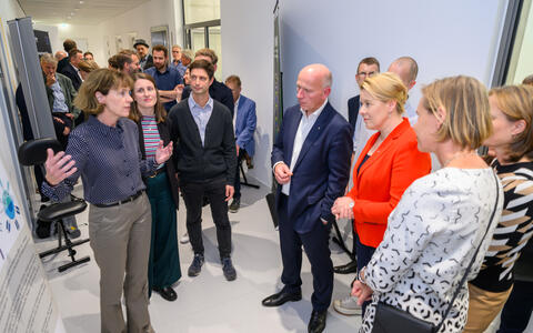 Uta Höpken explains the technology of her spin-off CARTemis to Kai Wegner and Franziska Giffey