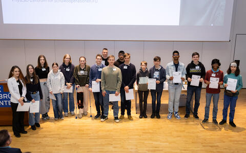 Gruppenbild der Preisträger*innen im Fachbereich Physik bei Jugend forscht
