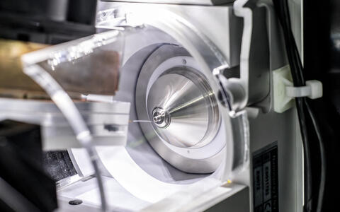 Schnittstelle zwischen einer Flüssigchromatographie (LC) und einem Massenspektrometer (MS)
