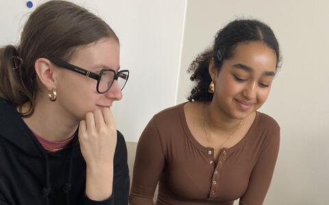 Zwei Mädchen an einem Tisch