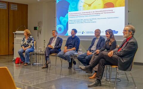Menschen auf einem Podium