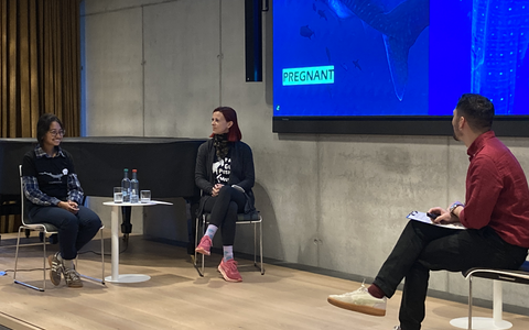 Menschen auf einem Podium