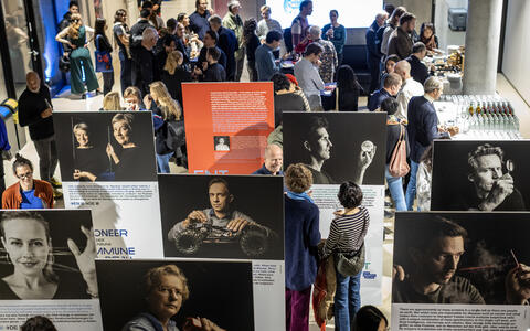 Menschen bei einer Vernissage
