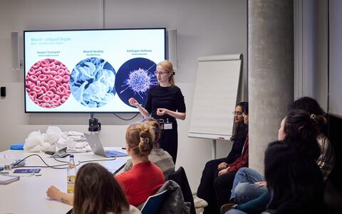 Menschen in einem Seminarraum