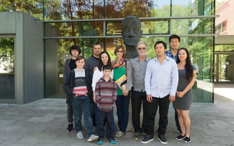 Die Besucher neben der B&uuml;ste Max Delbr&uuml;cks am MDC