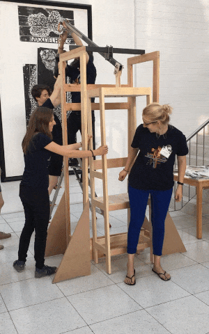 Teresa Hollerbach (left) and colleagues at the chair scale of Sanctorius Sanctorius 