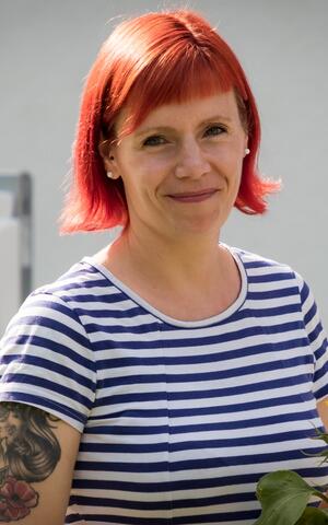 Frau mit Sonnenblumen