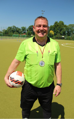 Mann mit Fußball