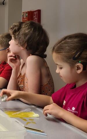 Kinder im Labor
