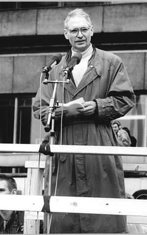  Jens Reich was one of the speakers at the demonstration in Berlin’s Alexanderplatz on November 4, 1989.