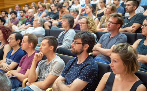 Nobel laureate Thomas S&uuml;dhof speaking to a packed lecture hall at the MDC