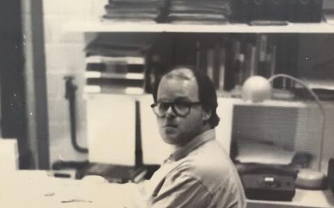 Professor Claus Scheidereit am Schreibtisch.