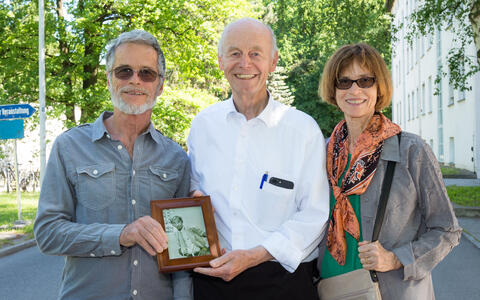 Detlev Ganten with Delbrück's children Jonathan Delbrück and Nicola Salmon