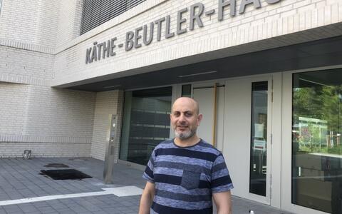 Eyad Al Emam in front of the K&auml;the-Beutler-Haus