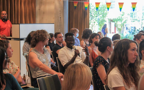 Besucher*innen bei einem Vortrag beim Pride Symposium