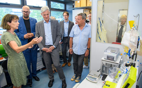 Uta Höpken, Stephan Schwarz, Michael Biel und Thomas Sommer im Labor