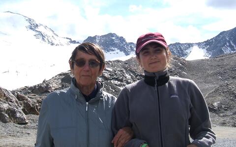 zwei Frauen beim Bergwandern