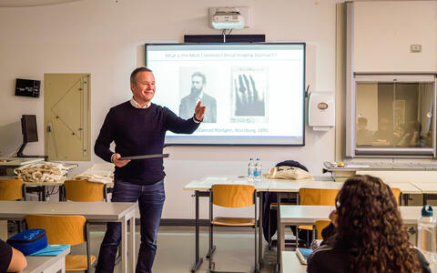 Thoralf Niendorf hält vor einer Oberschulklasse einen Vortrag
