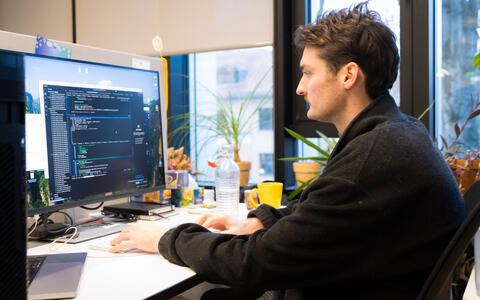 ein Mann, der an einem Computer arbeitet