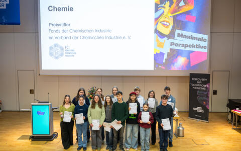 Menschen auf einem Podium