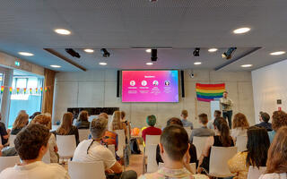 Bersucher*innen bei einem Vortrag beim Pride Symposium