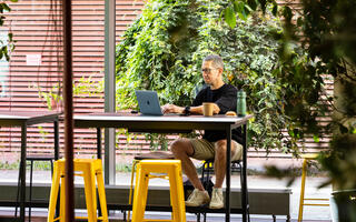 Holger Gerhardt im Cafe