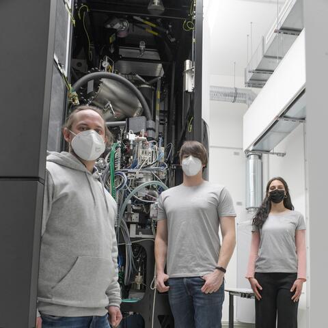 The cryo-EM team in front of the four-meter-high cryo-TEM.