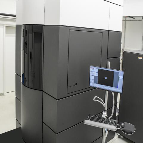 The cryo-TEM, a four-meter microscope