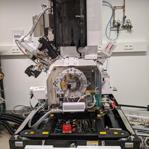 Scanning electron microscope