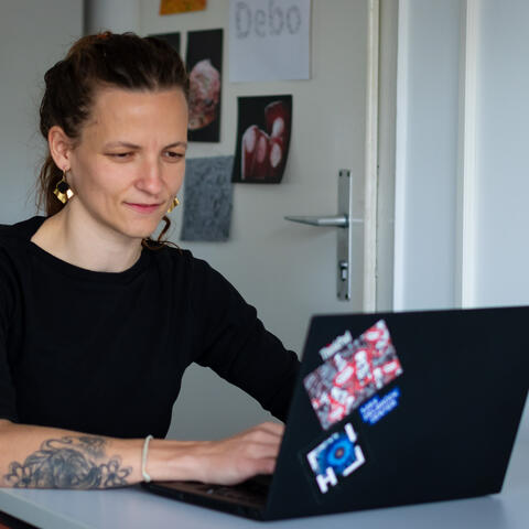 Deborah Schmidt sitzt am PC.