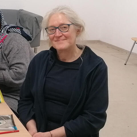 Frau an einem Tisch