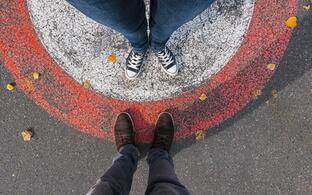 Füße auf rotem Kreis