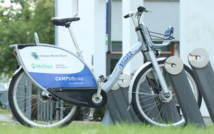 Campus-Fahrrad vor dem Erwin-Negelein-Haus (D79)