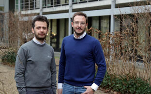 Annibale und Bock vor dem MDC Hauptgebäude