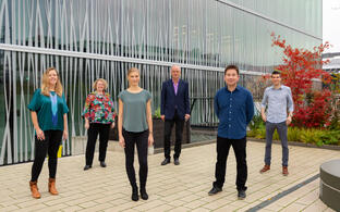 Das Bild zeigt die vier jungen Nachwuchsgruppenleiterinnen mit den Chairs des Single Cell Programms: Ashley Sanders, Angelika Eggert, Stefanie Grosswendt, Nikolaus Rajewsky, Leif Ludwig und Simon Haas (v.l.n.r.)