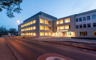 View of the forecourt and main entrance of the Käthe-Beutler-Haus at dusk viewed from Lindenberger Weg