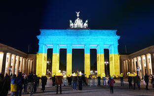 Das Brandenburger Tor in den Farben der ukrainischen Flagge
