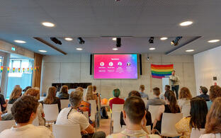 Bersucher*innen bei einem Vortrag beim Pride Symposium