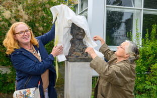 Büste von Marguerite Vogt mit Kirstin Bodensiek und Anna Franziska Schwarzbach