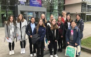 Gruppenbild der Girls´Day Teilnehmerinnen am Campus Buch