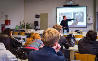 Thoralf Niendorf in front of a class