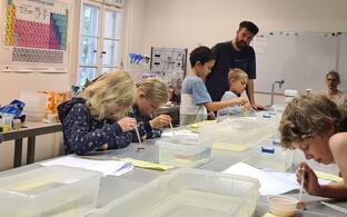 Kinder im Labor