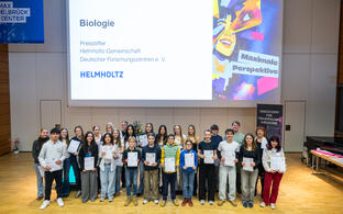 Menschen auf einem Podium